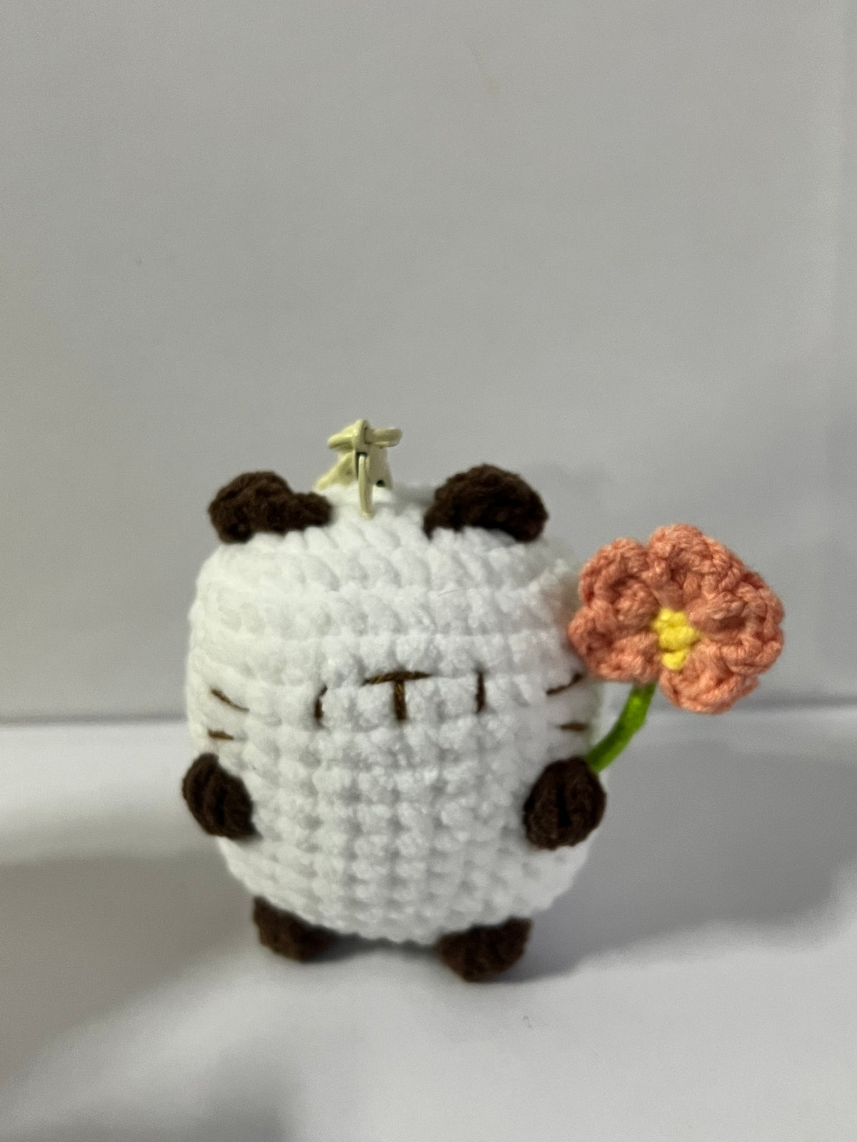 Crochet Cat with Bloom Gummy-Yarn Keychain