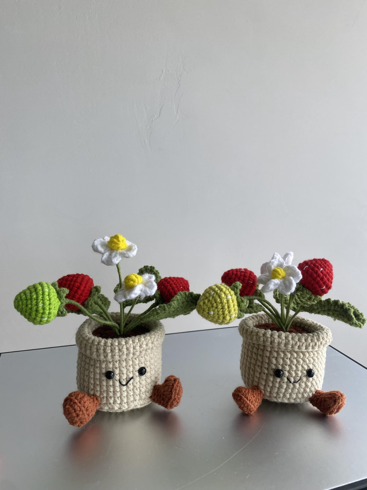 Crochet Small Strawberry Pot, Handmade Yarn Plant, Cute Crochet Plant Decor, Botanical Gift, Home Decoration