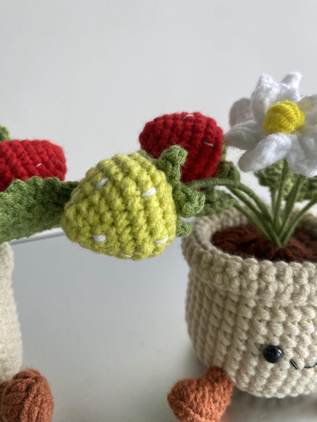 Crochet Small Strawberry Pot, Handmade Yarn Plant, Cute Crochet Plant Decor, Botanical Gift, Home Decoration